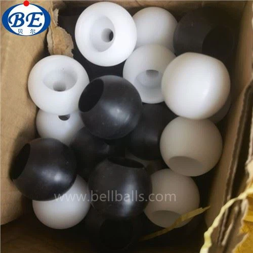 Percez des trous personnalisés sur une boule en plastique