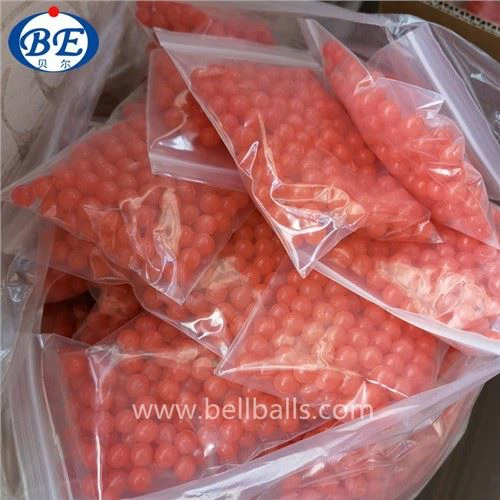 Sphères flottantes en plastique rouge